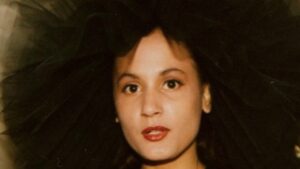 Photo de jeunesse de Tess Christian à l'époque où elle a décidé d'arrêter de sourire pour prévenir les rides.