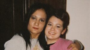 Comparaison entre le visage lisse de Tess Christian et une peau marquée par les rides d'expression naturelles.