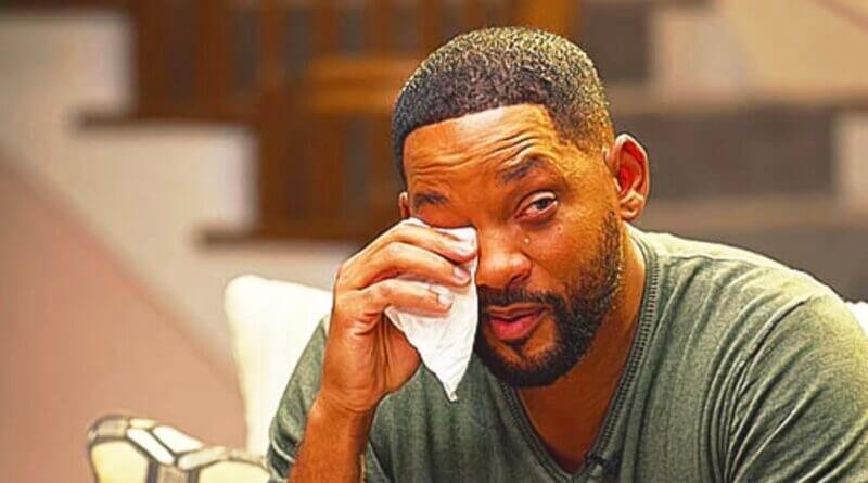 Will Smith essuyant ses larmes avec un mouchoir lors d'une interview émouvante.