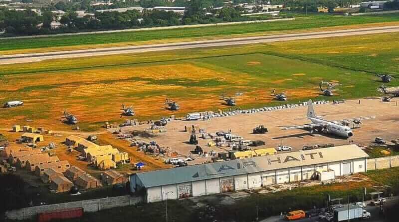 Présence massive d'hélicoptères et de tentes militaires sur le tarmac de l'aéroport Toussaint Louverture en Haïti.