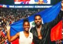 Jason Derulo et Abigaelle Alexandre brandissant fièrement le drapeau haïtien devant une foule immense lors d'un événement international.