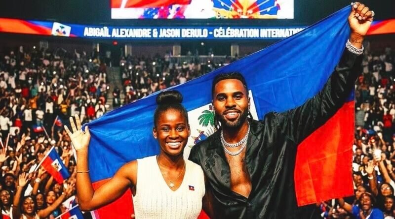 Jason Derulo et Abigaelle Alexandre brandissant fièrement le drapeau haïtien devant une foule immense lors d'un événement international.