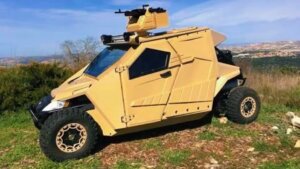 Véhicule blindé ultraléger Yagu équipé d'une station d'armes télécommandée en opération tactique sur le terrain